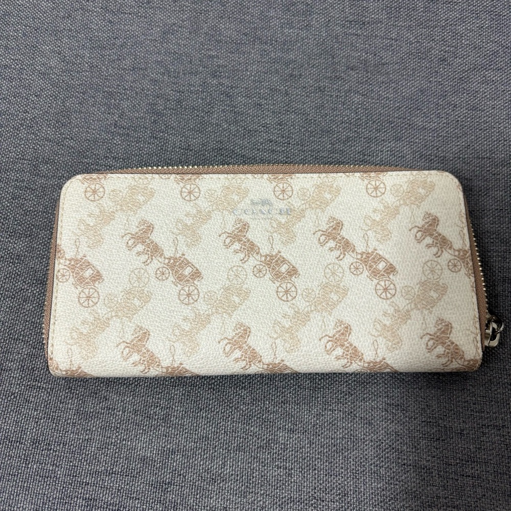NWT COACH SLIM ACCORDION ZIP WALLET WITH HORSE AND CARRIAGE PRINt CREAM BEIGE - Picture 3 of 11